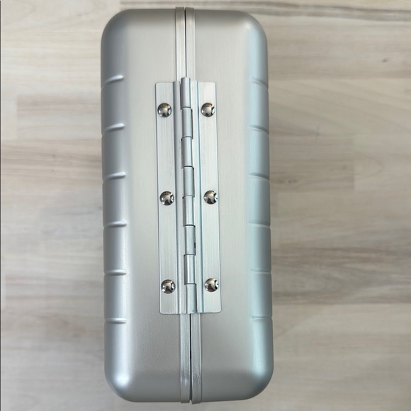 Away Silver Toiletry Bag with Modern Design - Picture 4 of 6